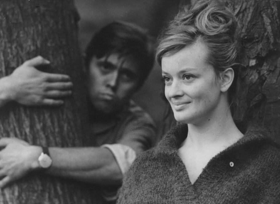 Jana Brejchová a Josef Abrhám ve snímku Evalda Schorma Každý den odvahu (1964).