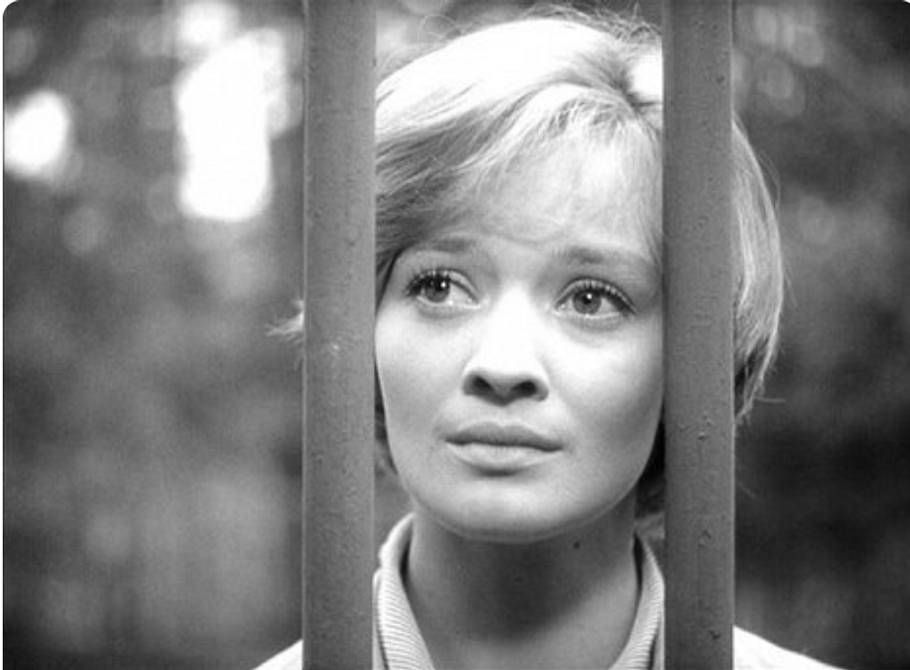 Jana Brejchová jako studentka Jana Skálová v Krejčíkově filmu Vyšší princip (1960).