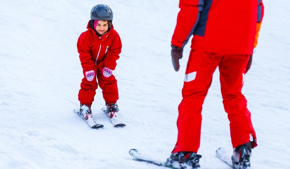 Professional,Ski,Instructor,Is,Teaching,A,Child,To,Ski,On