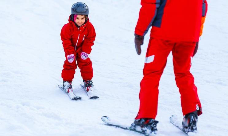 Professional,Ski,Instructor,Is,Teaching,A,Child,To,Ski,On