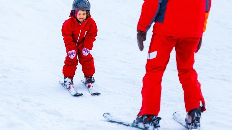 Professional,Ski,Instructor,Is,Teaching,A,Child,To,Ski,On