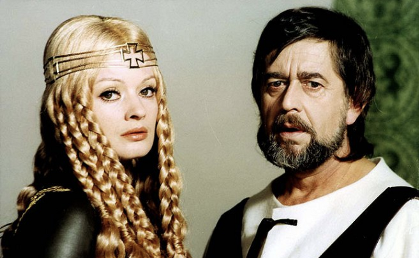 Jana Brejchová a Vlastimil Brodský ve filmovém muzikálu Noc na Karlštejně.