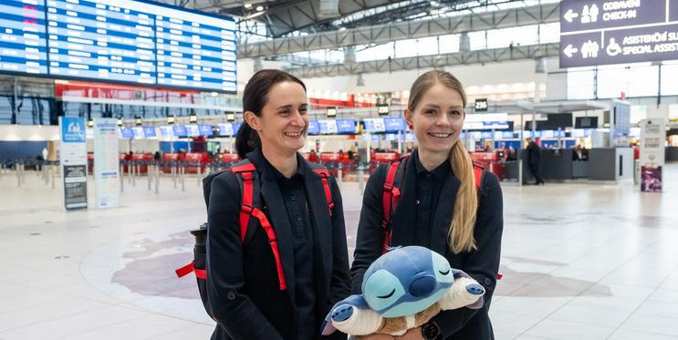 Rychlobruslařky Martina Sáblíková (vlevo) a Nikola Zdráhalová pózují před odletem na zimní olympijské hry.