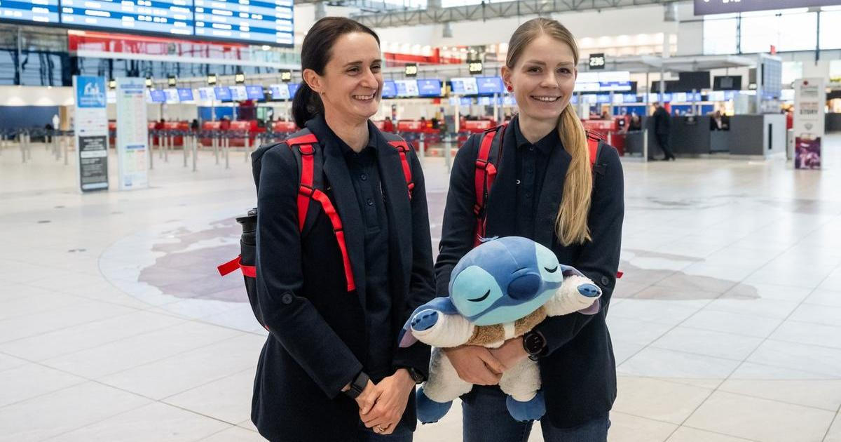 Rychlobruslařky Martina Sáblíková (vlevo) a Nikola Zdráhalová pózují před odletem na zimní olympijské hry.