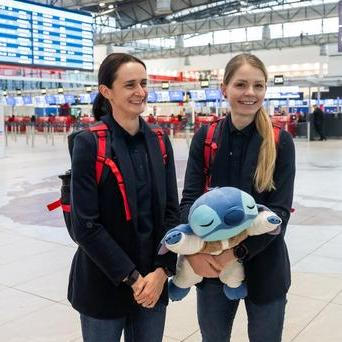 Rychlobruslařky Martina Sáblíková (vlevo) a Nikola Zdráhalová pózují před odletem na zimní olympijské hry.