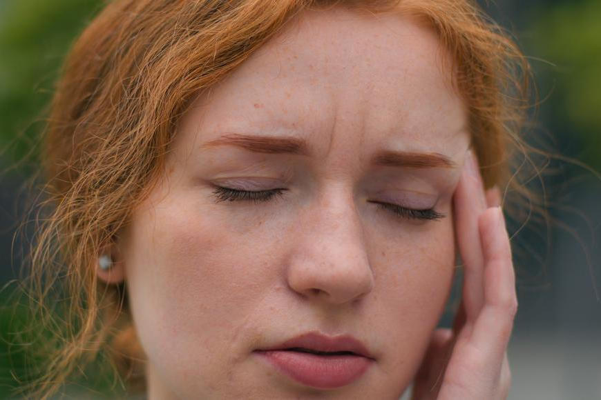 Varovné signály, které možná přehlížíte: únava, zimomřivost a tmavší moč nejsou zimní klasika