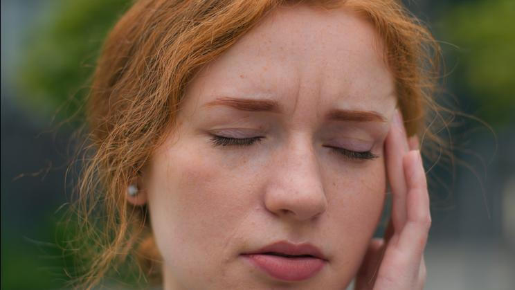 Signálů, které bychom neměli přehlížet, je celá řada. „Zimomřivost, otoky kotníků či víček, časté močení nebo naopak pocit neúplného vyprazdňování, stejně jako tmavší moč nebo bolesti zad v bederní oblasti – to všechno jsou signály, které bychom neměli přehlížet. U některých lidí se přidávají i problémy se spánkem, zvýšený krevní tlak nebo nižší odolnost vůči stresu,“ dodává lékárnice.