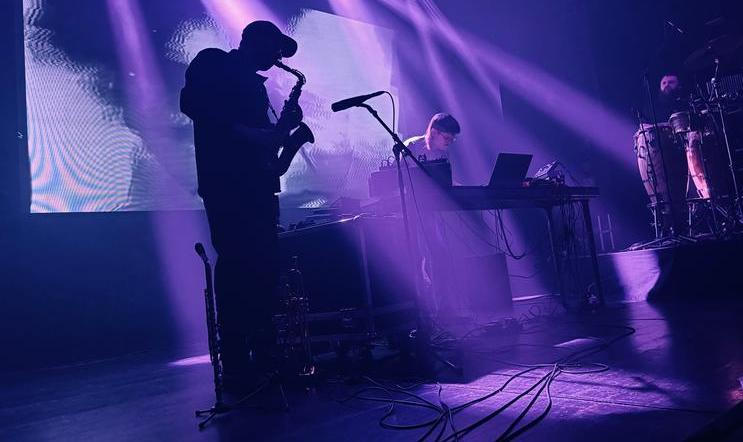 Britský producent Romare (uprostřed) se v Praze obklopil dvěma hudebníky s perkusemi a žesťovými nástroji. Všichni tři pak předvedli silný koncertní set bez přestávek.