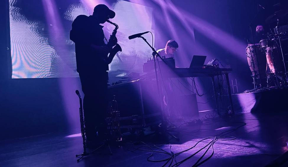 Britský producent Romare (uprostřed) se v Praze obklopil dvěma hudebníky s perkusemi a žesťovými nástroji. Všichni tři pak předvedli silný koncertní set bez přestávek.