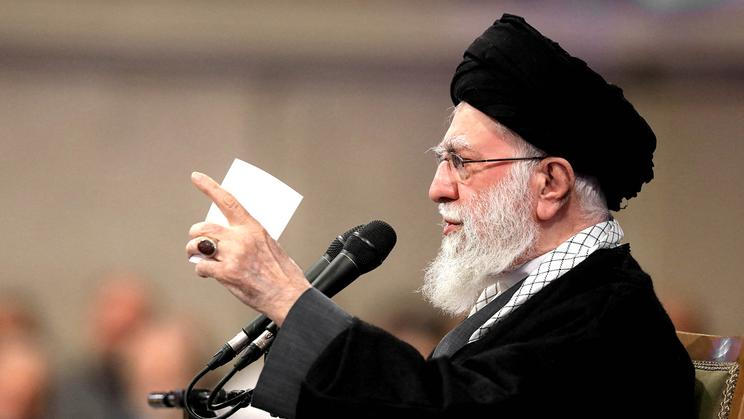 Kontrarevoluce sílí: Íránci volají po šáhovi, Trump varuje ajatolláha