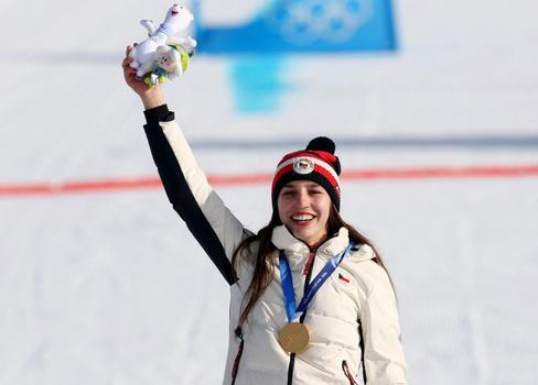 Zuzana Maděrová se zlatou medailí za triumf v paralelním obřím slalomu na ZOH 2026