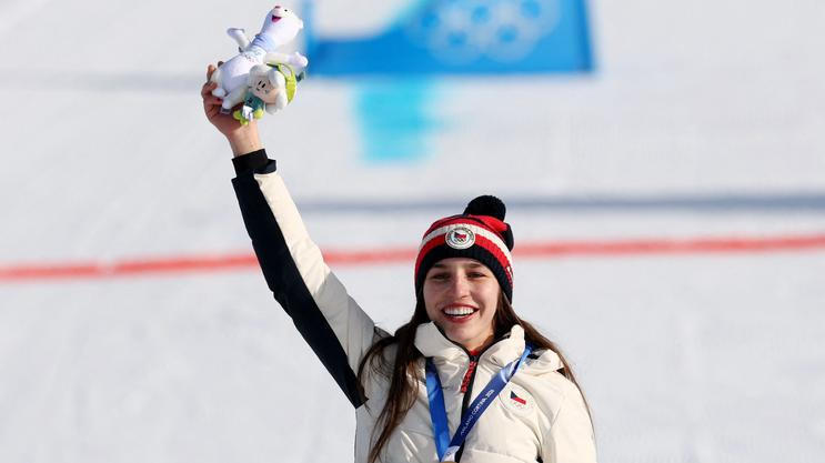 Zuzana Maděrová se zlatou medailí za triumf v paralelním obřím slalomu na ZOH 2026