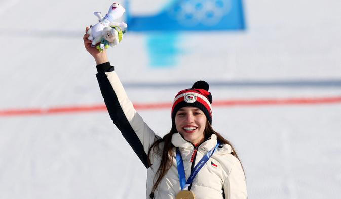 Zuzana Maděrová se zlatou medailí za triumf v paralelním obřím slalomu na ZOH 2026
