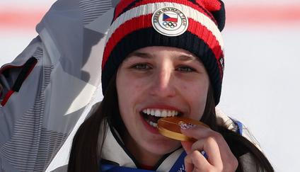 Zuzana Maděrová se zlatou medailí za triumf v paralelním obřím slalomu na ZOH 2026