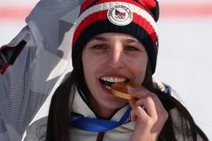 Zuzana Maděrová se zlatou medailí za triumf v paralelním obřím slalomu na ZOH 2026