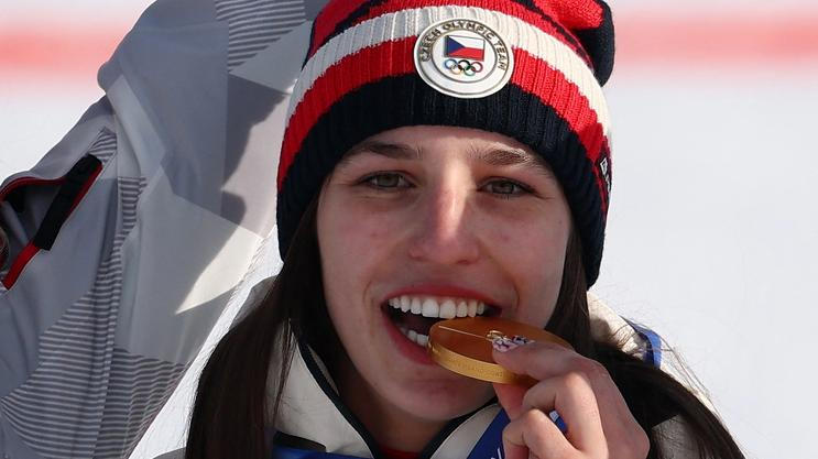 Zuzana Maděrová se zlatou medailí za triumf v paralelním obřím slalomu na ZOH 2026