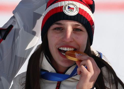 Zuzana Maděrová se zlatou medailí za triumf v paralelním obřím slalomu na ZOH 2026
