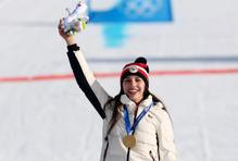 Zuzana Maděrová se zlatou medailí za triumf v paralelním obřím slalomu na ZOH 2026