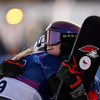 Stříbrná Sabine Payerová a zlatá Zuzana Maděrová po  finále paralelního obřího slalomu na ZOH 2026