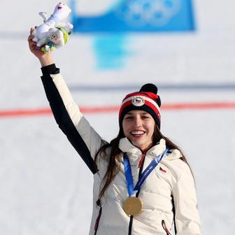 Zuzana Maděrová se zlatou medailí za triumf v paralelním obřím slalomu na ZOH 2026