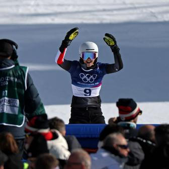 Sabine Payerová slaví triumf nad Ester Ledeckou ve čtvrtfinále paralelního obřího slalomu na ZOH 2026