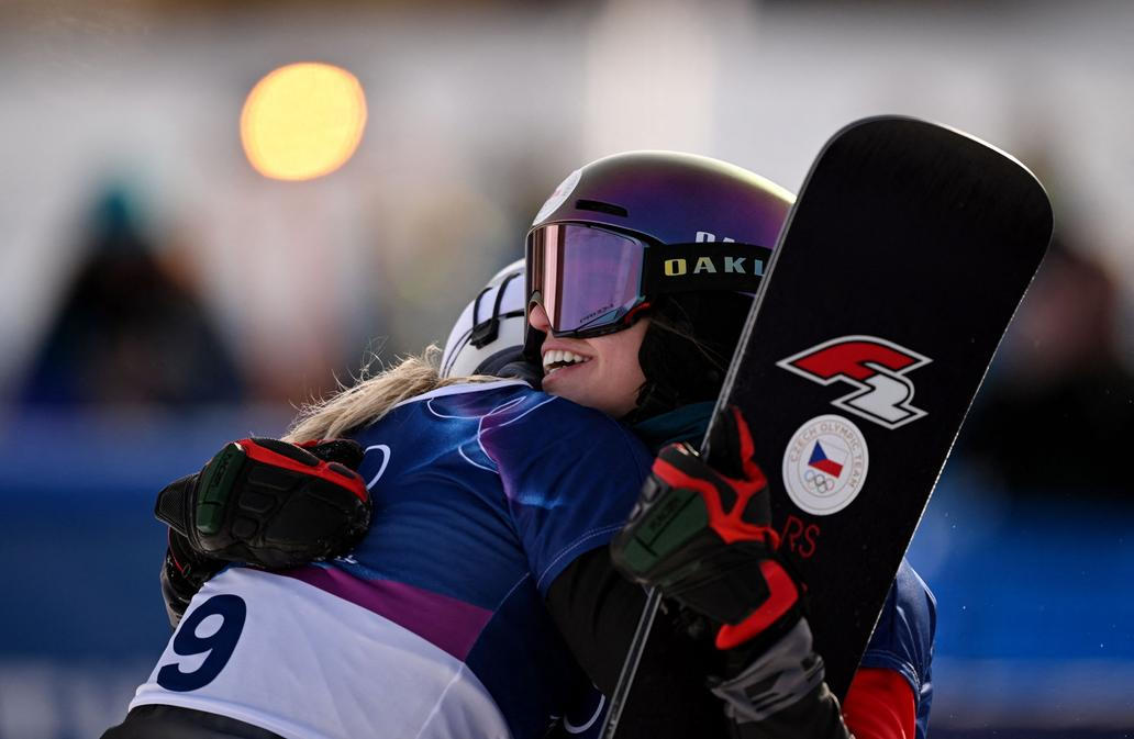 Stříbrná Sabine Payerová a zlatá Zuzana Maděrová po  finále paralelního obřího slalomu na ZOH 2026