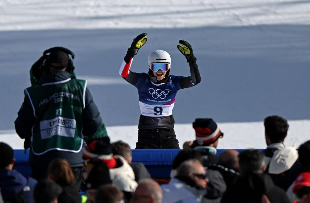Sabine Payerová slaví triumf nad Ester Ledeckou ve čtvrtfinále paralelního obřího slalomu na ZOH 2026