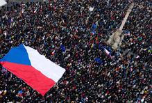 Škoda tyhle fotky minout: demonstrace za milion, prorok počasí nebo princ štvancem