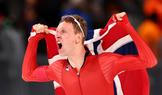 Nor Sander Eitrem slaví vítězství v závodě rychlobruslařů na 5000 m na ZOH 2026