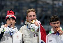 Stříbrný Metoděj Jílek, zlatý  Sander Eitrem a bronzový Riccardo Lorell na stupních vítězů po závodě rychlobruslařů na 5000 m na ZOH 2026