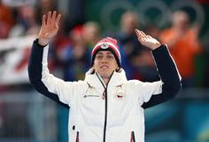 Stříbrný Metoděj Jílek na stupních vítězů po závodě rychlobruslařů na 5000 m na ZOH 2026