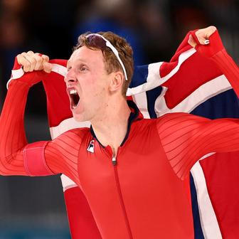 Nor Sander Eitrem slaví vítězství v závodě rychlobruslařů na 5000 m na ZOH 2026