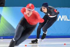 Metoděj Jílek (v tmavém) a Nor Sander Eitrem  v závodě rychlobruslařů na 5000 m na ZOH 2026