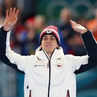 Stříbrný Metoděj Jílek na stupních vítězů po závodě rychlobruslařů na 5000 m na ZOH 2026