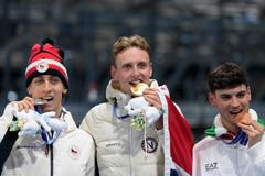 Stříbrný Metoděj Jílek, zlatý  Sander Eitrem a bronzový Riccardo Lorell na stupních vítězů po závodě rychlobruslařů na 5000 m na ZOH 2026
