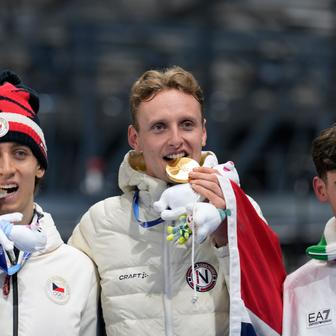 Stříbrný Metoděj Jílek, zlatý  Sander Eitrem a bronzový Riccardo Lorell na stupních vítězů po závodě rychlobruslařů na 5000 m na ZOH 2026