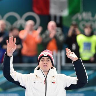 Stříbrný Metoděj Jílek na stupních vítězů po závodě rychlobruslařů na 5000 m na ZOH 2026