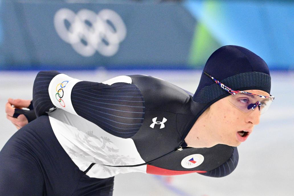 Metoděj Jílek v závodě rychlobruslařů na 5000 m na ZOH 2026