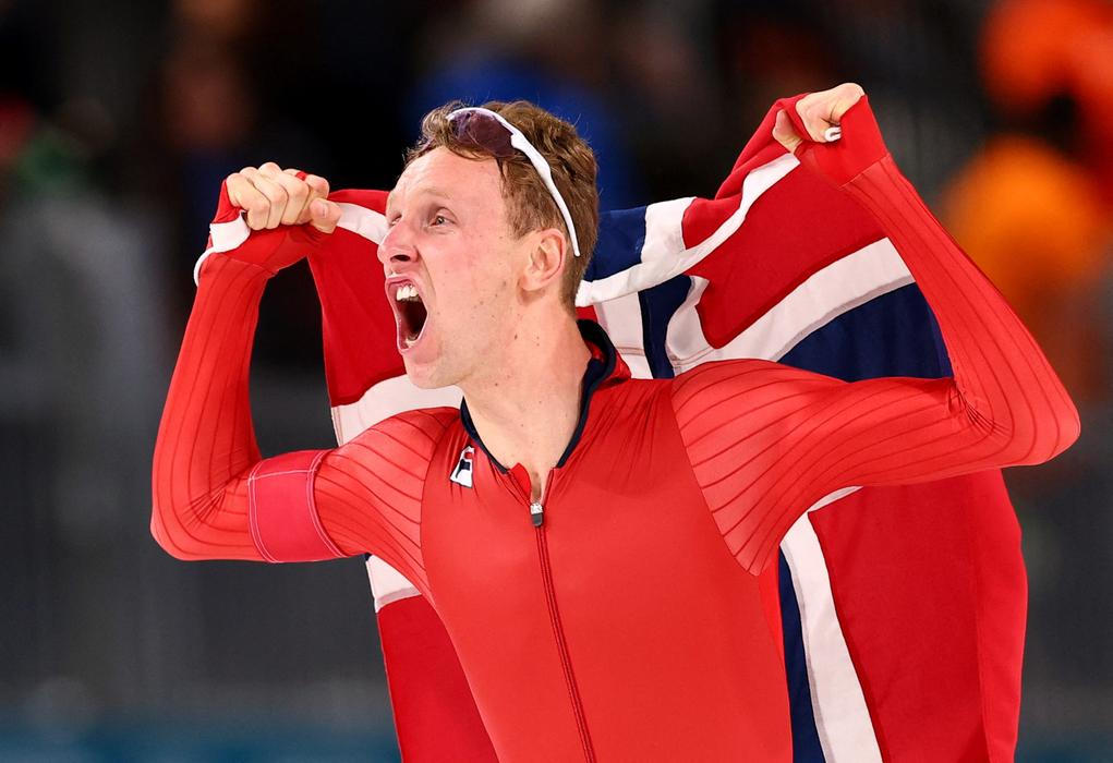 Nor Sander Eitrem slaví vítězství v závodě rychlobruslařů na 5000 m na ZOH 2026