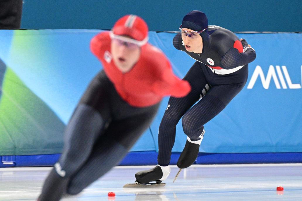 Metoděj Jílek (v tmavém) a Nor Sander Eitrem  v závodě rychlobruslařů na 5000 m na ZOH 2026