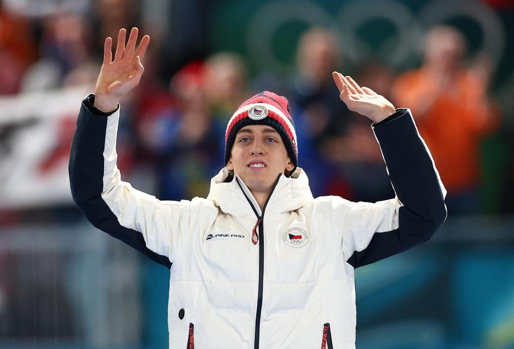 Stříbrný Metoděj Jílek na stupních vítězů po závodě rychlobruslařů na 5000 m na ZOH 2026