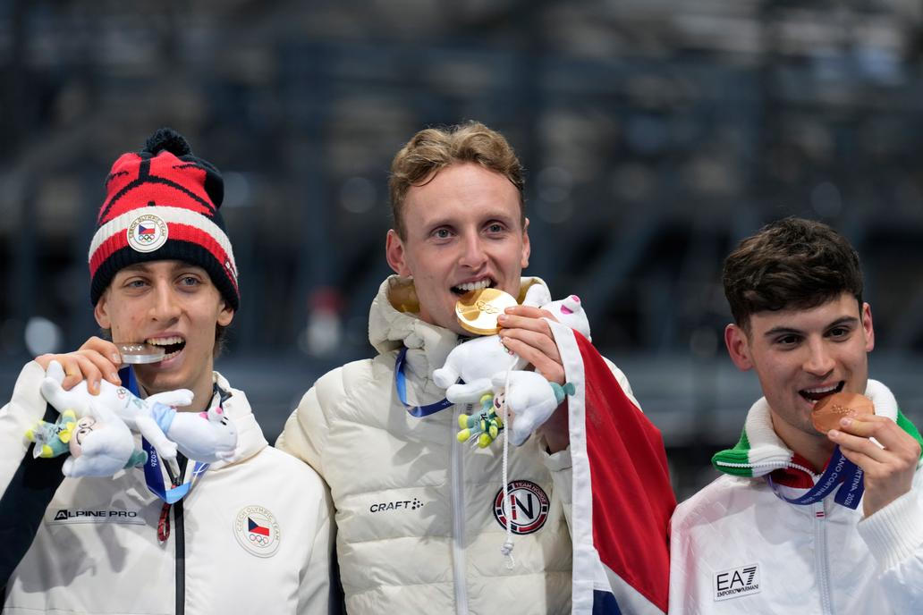 Stříbrný Metoděj Jílek, zlatý  Sander Eitrem a bronzový Riccardo Lorell na stupních vítězů po závodě rychlobruslařů na 5000 m na ZOH 2026