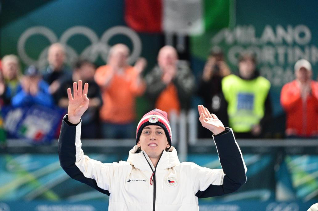 Stříbrný Metoděj Jílek na stupních vítězů po závodě rychlobruslařů na 5000 m na ZOH 2026