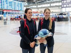 Rychlobruslařky Martina Sáblíková (vlevo) a Nikola Zdráhalová pózují před odletem na zimní olympijské hry.