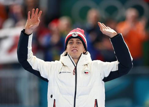 Stříbrný Metoděj Jílek na stupních vítězů po závodě rychlobruslařů na 5000 m na ZOH 2026