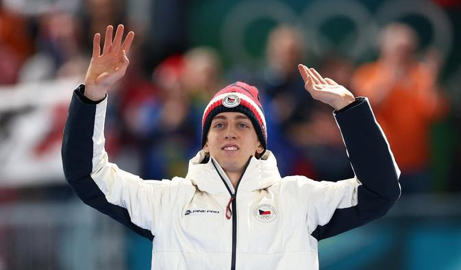 Stříbrný Metoděj Jílek na stupních vítězů po závodě rychlobruslařů na 5000 m na ZOH 2026