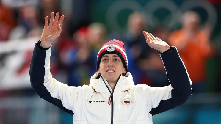Stříbrný Metoděj Jílek na stupních vítězů po závodě rychlobruslařů na 5000 m na ZOH 2026
