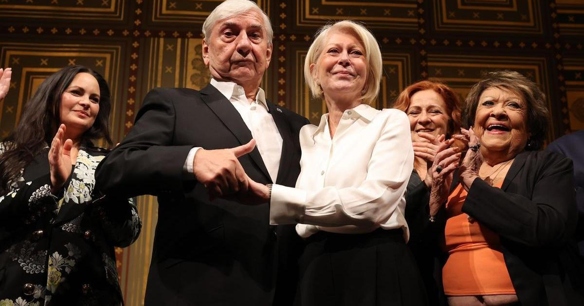 Miroslav Donutil oslavil své 75. narozeniny. Do Národního divadla dorazil s manželkou Zuzanou Donutilovou , mezi hosty se objevila i Jiřina Bohdalová , Simona Stašová nebo Jitka Čvančarová.