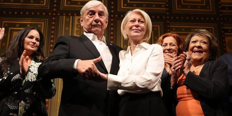 Miroslav Donutil oslavil své 75. narozeniny. Do Národního divadla dorazil s manželkou Zuzanou Donutilovou , mezi hosty se objevila i Jiřina Bohdalová , Simona Stašová nebo Jitka Čvančarová.