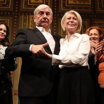 Miroslav Donutil oslavil své 75. narozeniny. Do Národního divadla dorazil s manželkou Zuzanou Donutilovou , mezi hosty se objevila i Jiřina Bohdalová , Simona Stašová nebo Jitka Čvančarová.